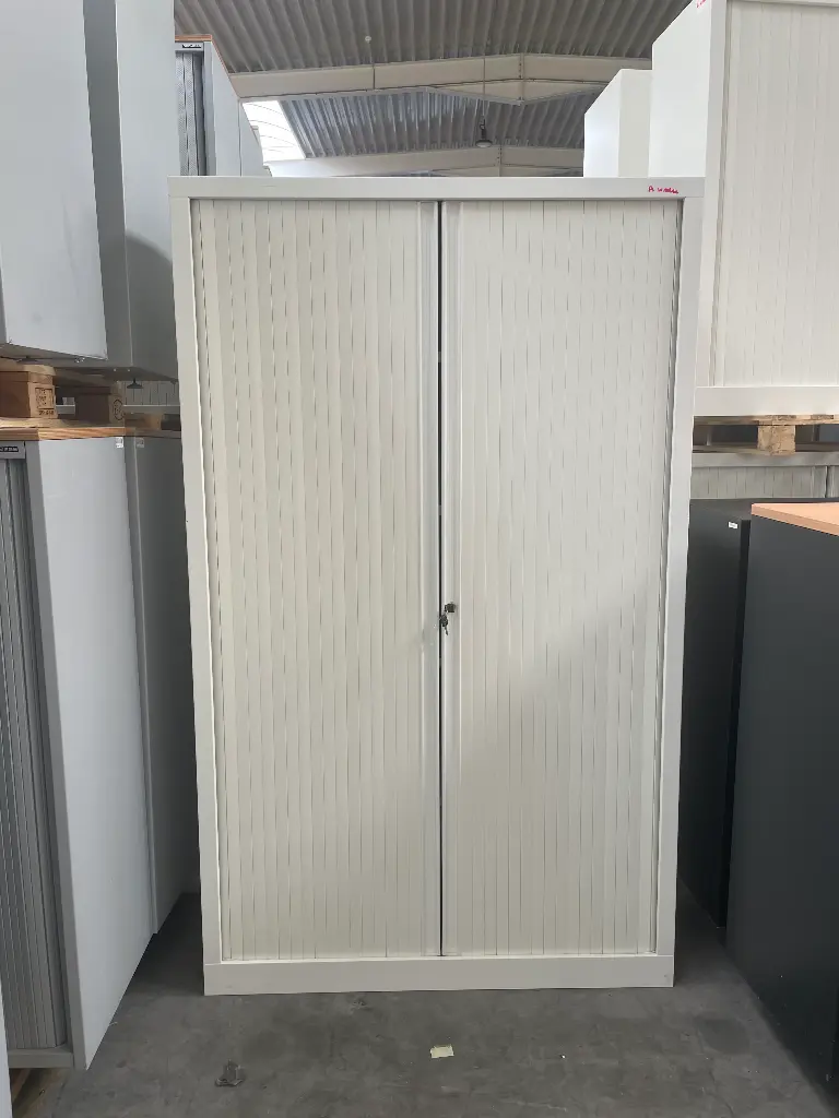 Armoire Haute à volet avec clés