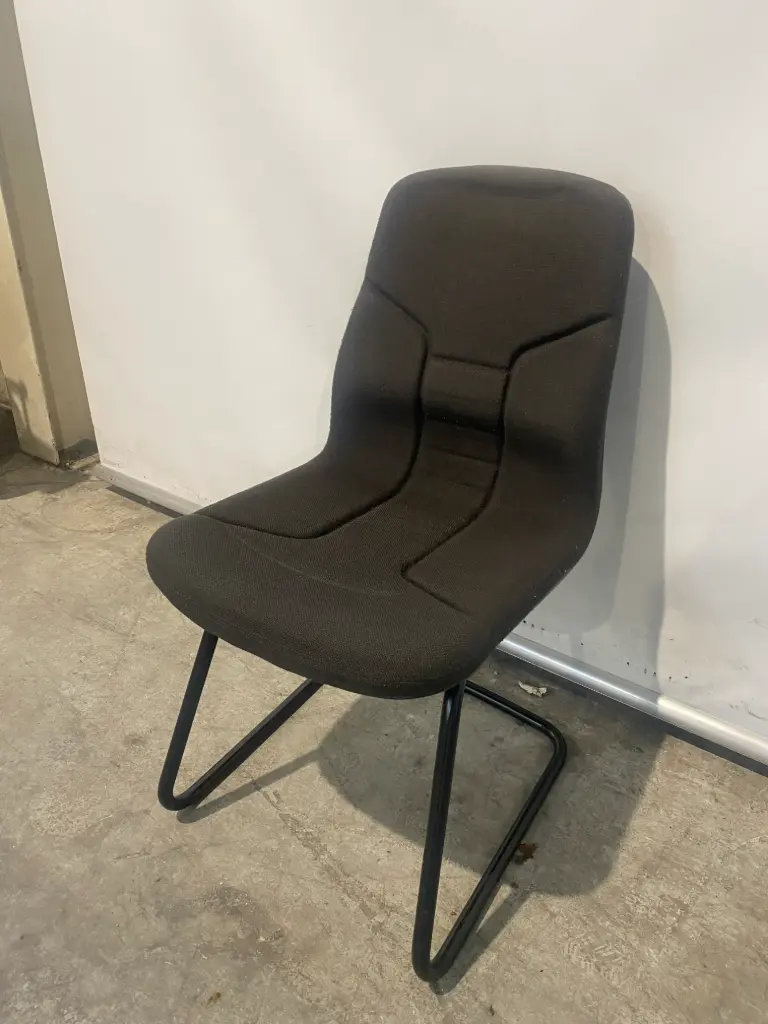 Chaise rembourrée en tissu noir