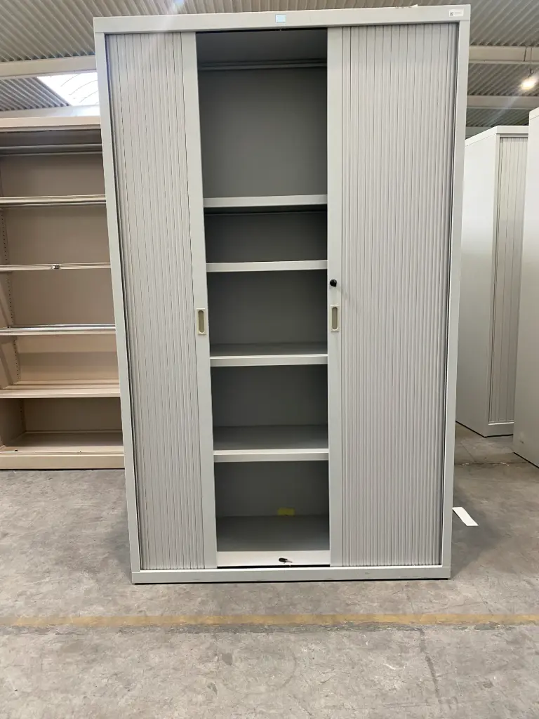 Armoire gris clair avec clé