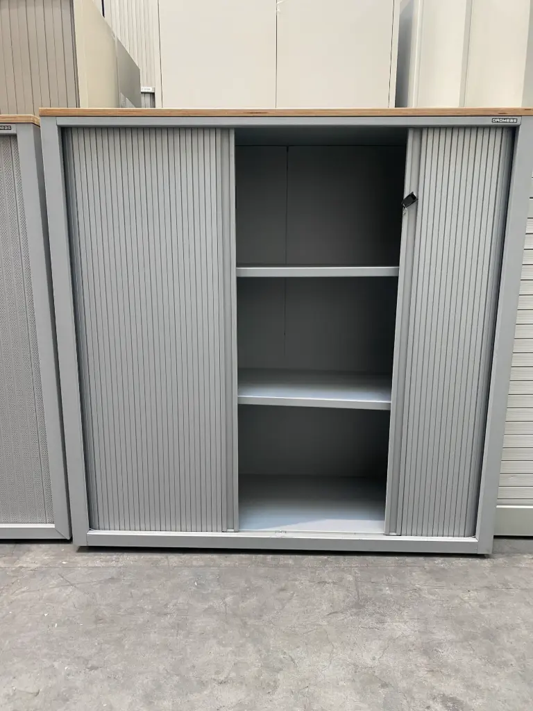 Lage Mewaf-kast met sleutel